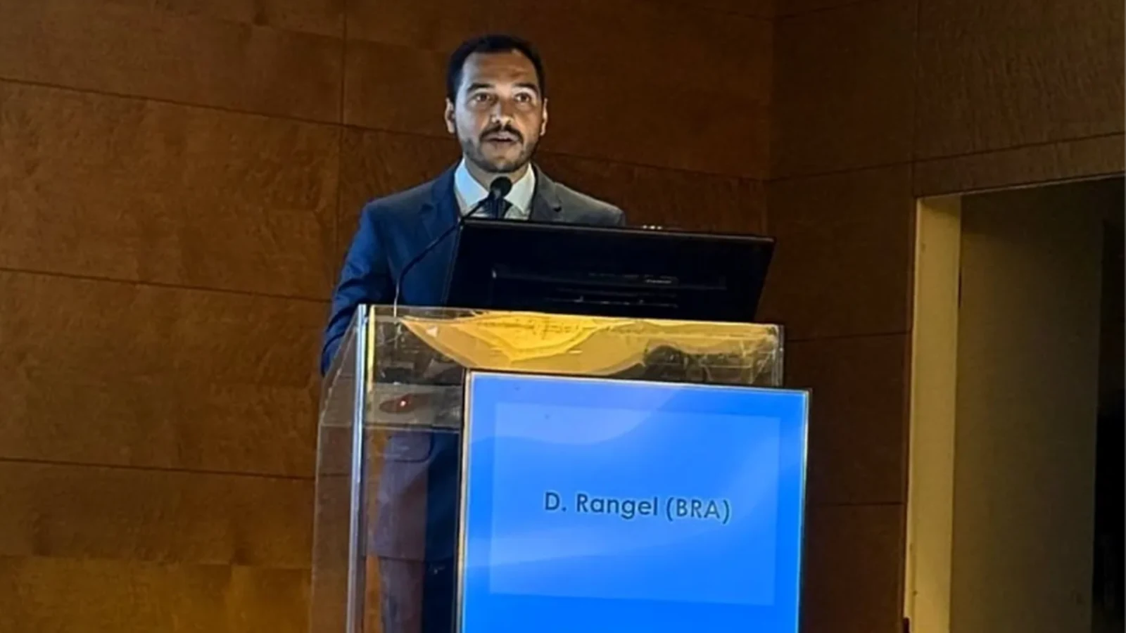 Dr. Denis Melo Rangel apresentando o trabalho sobre otosclerose avançada e implante coclear no 34º Politzer Society Meeting, em Roma.
